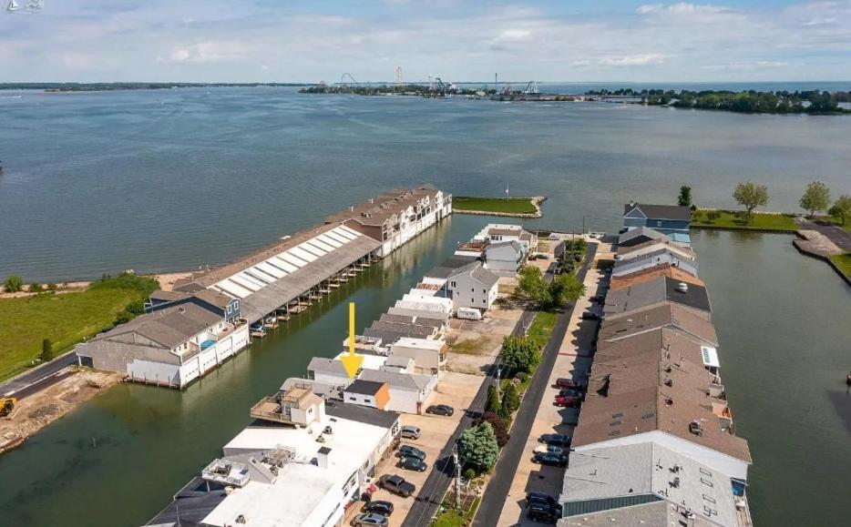 Beautiful Boathouse Overlooking The Bay Villa Sandusky Exterior photo