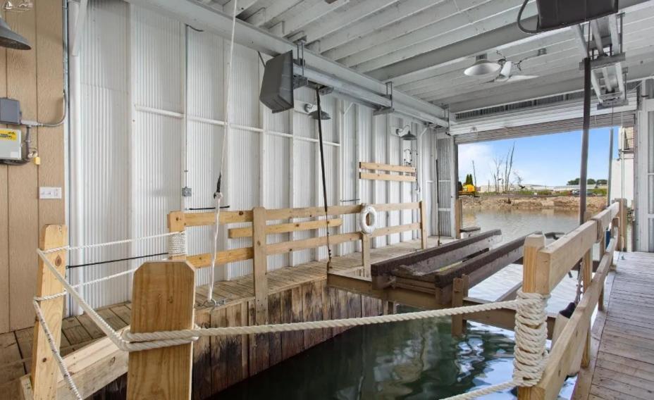 Beautiful Boathouse Overlooking The Bay Villa Sandusky Exterior photo